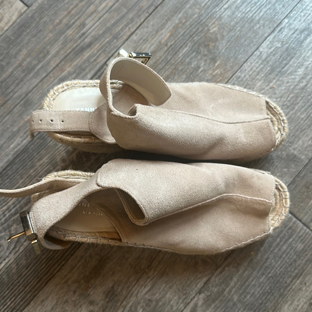 L
Kenneth Cole, size 7.5 Tan leather open toed, ankle strap Espadrilles ;